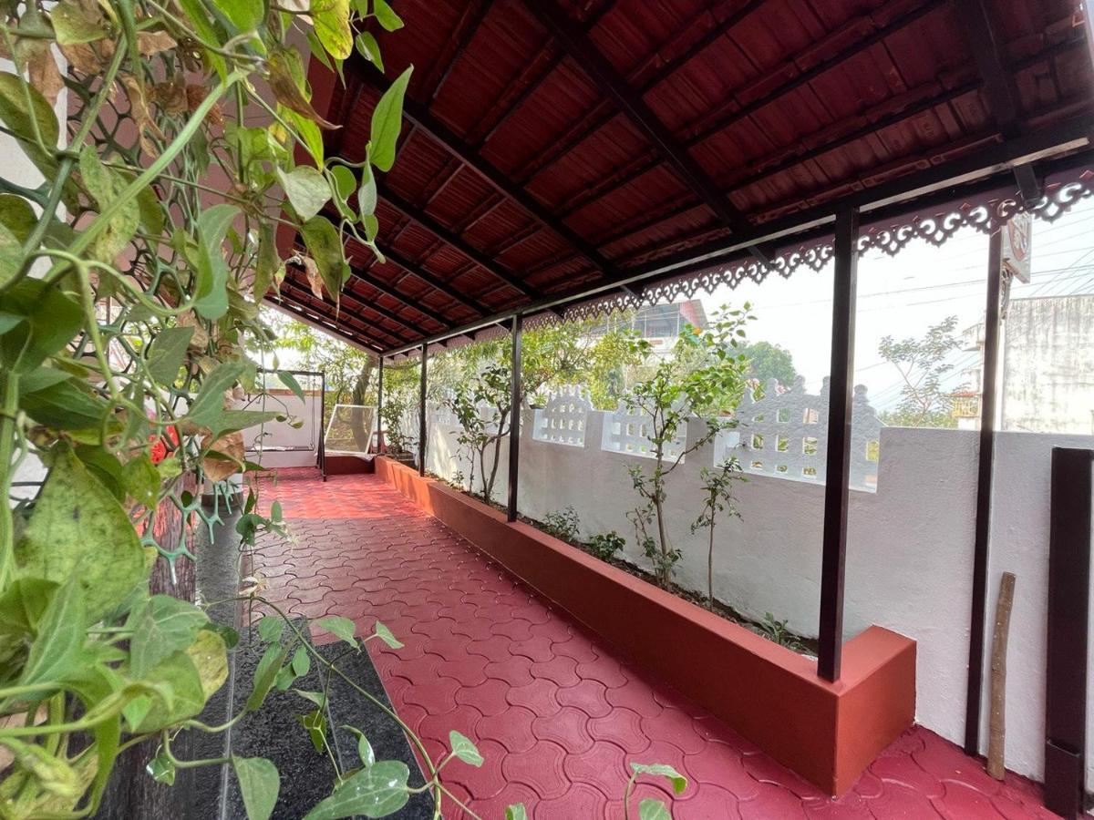 Gayatri Homestay Ratnagiri Bagian luar foto